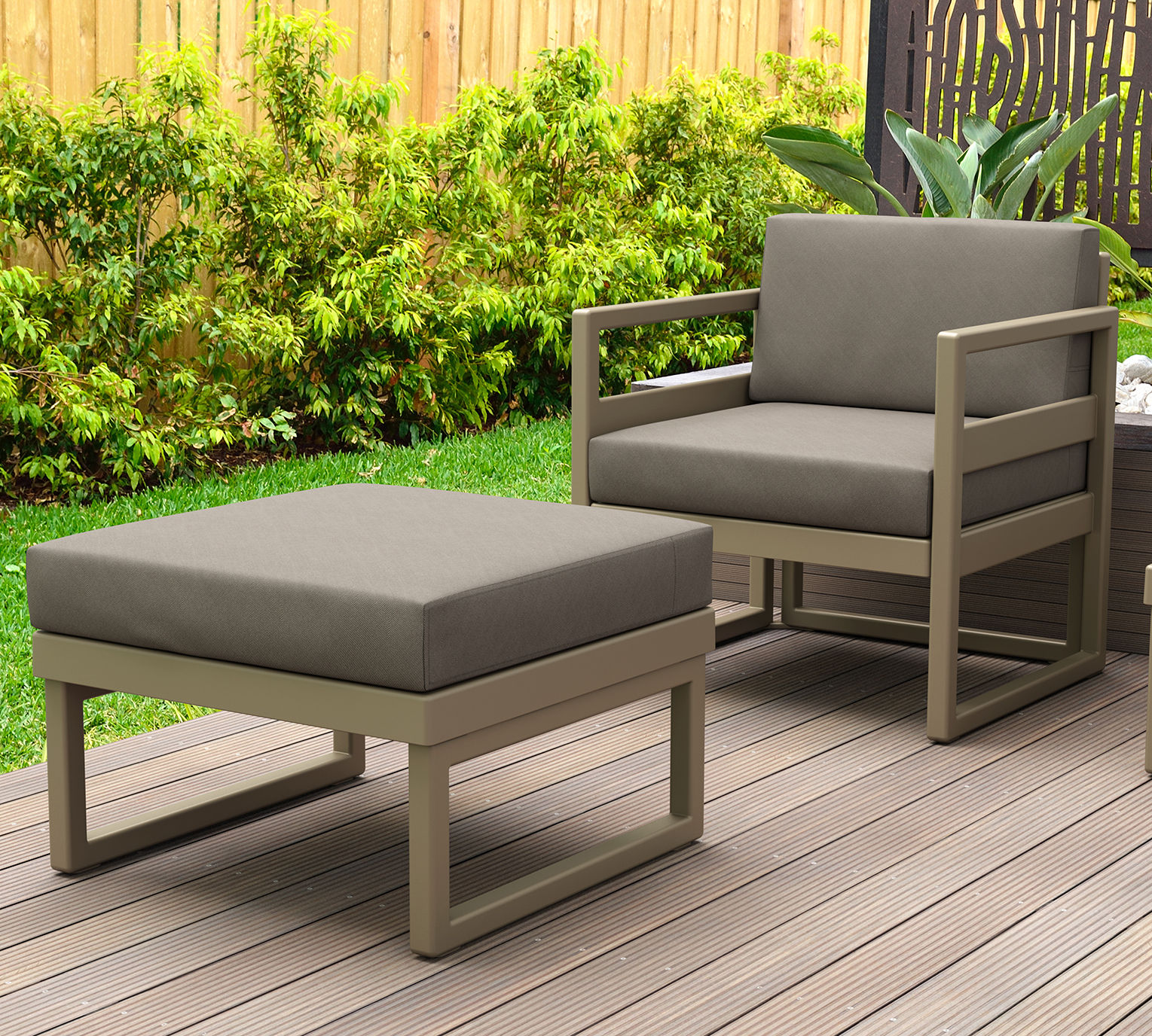 Garten Beistelltisch & Hocker der Marke Siesta exclusive mit Kissen