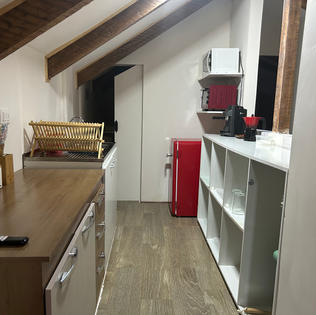 Kitchenette equipada del Loft con refrigerador, microondas y espacio para preparar comidas ligeras