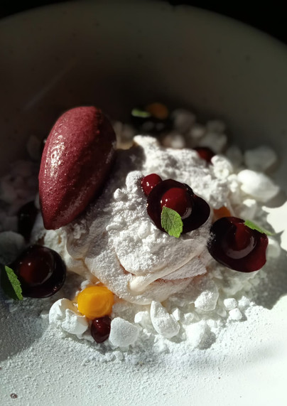 Yogurt griego casero, naranja confitada y cerezas