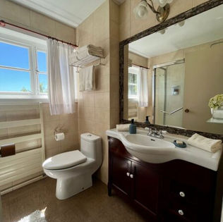 Baño privado de la Habitación Dúplex Sechs en Casa Frau Holle, Frutillar.