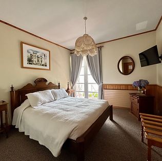 Habitación Matrimonial Zwei con balcón privado y vista al Lago Llanquihue en Casa Frau Holle, Frutillar.