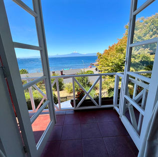 Balcón privado de la Habitación Matrimonial Zwei con vista al Lago Llanquihue.