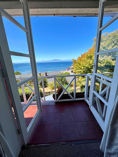 Balcón de la Habitación Matrimonial Zwei con vista al Lago Llanquihue en Casa Frau Holle