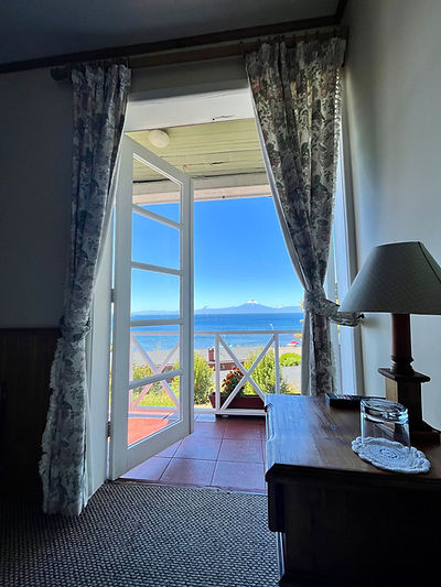 Balcón privado de la Habitación Matrimonial Sieben con vista al Lago Llanquihue y al volcán Osorno.