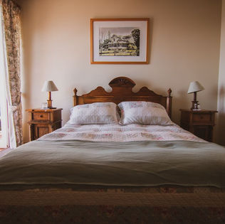 Dormitorio de la Habitación Matrimonial Sieben con cama Queen en Casa Frau Holle, Frutillar.