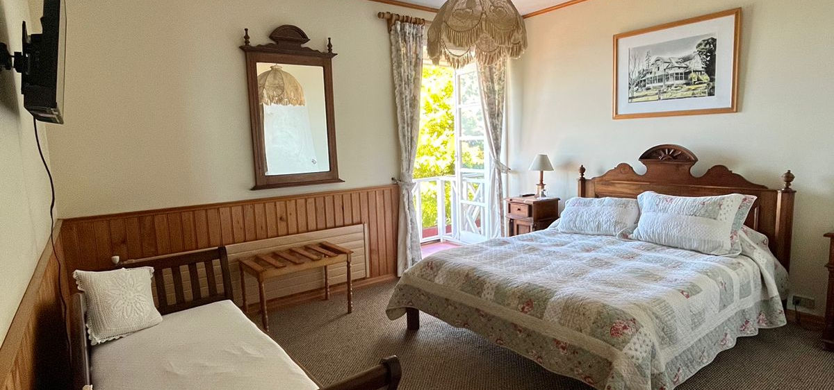 Habitación Matrimonial Sieben con balcón y vista al Lago Llanquihue en Casa Frau Holle, Frutillar.