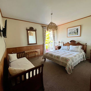 Habitación Matrimonial Sieben con balcón privado y vista al Lago Llanquihue en Casa Frau Holle, Frutillar.