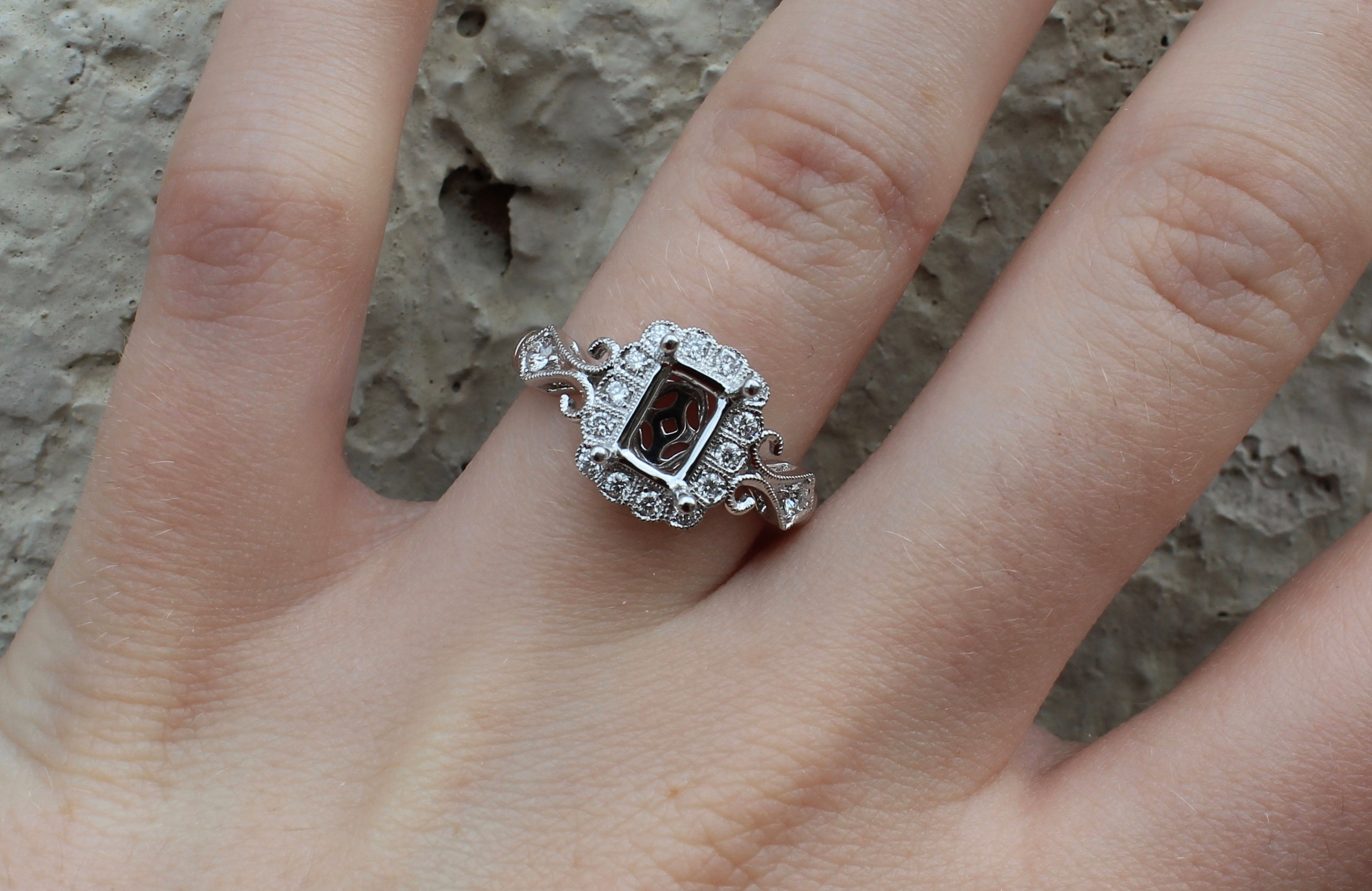 Emerald Center Stone Semi-Mounting