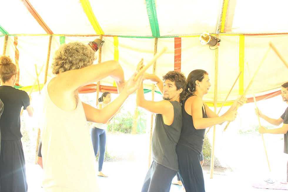 Exercícios de esgrima com bastões