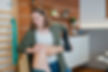Das Bild zeigt Nicole Oberhauser während einer Behandlung. Sie mobilisiert das Bein eines Patienten.