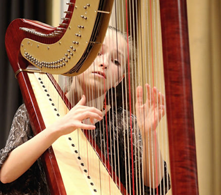 Weihnachtliche Harfenklänge mit Amerie Schlösser