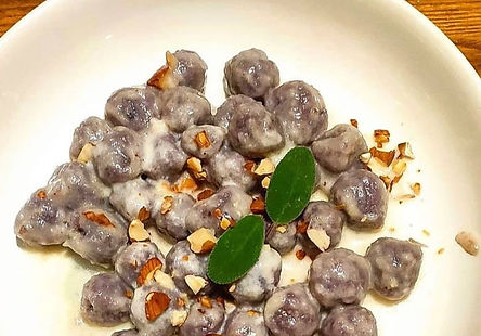 Gnocchi di patate viola con salsa al taleggio e mandorle tostate  💜