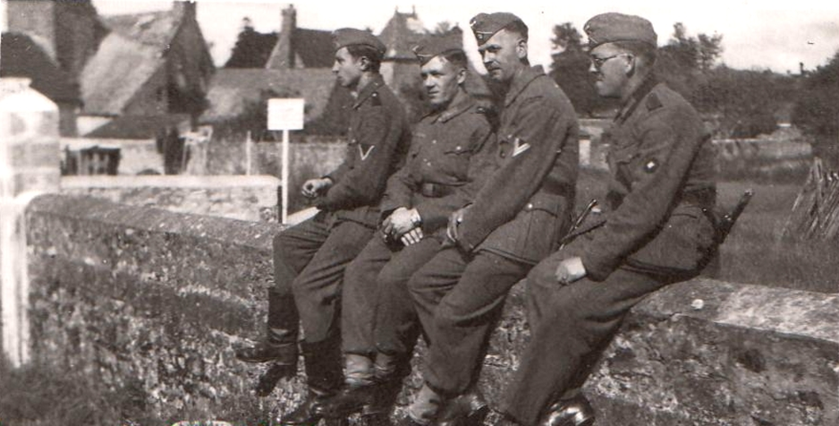 Soldats allemands à Valognes pendant l’Occupation, rue Saint-François (coll. PAH Le Clos du Cotentin)