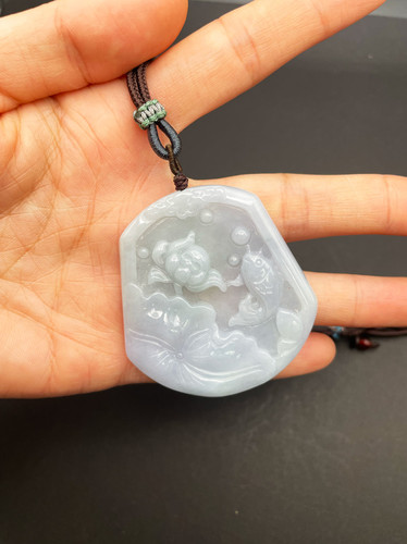 荷塘錦鯉玉牌| 玉婆羅珠寶Yu Poluo Jade