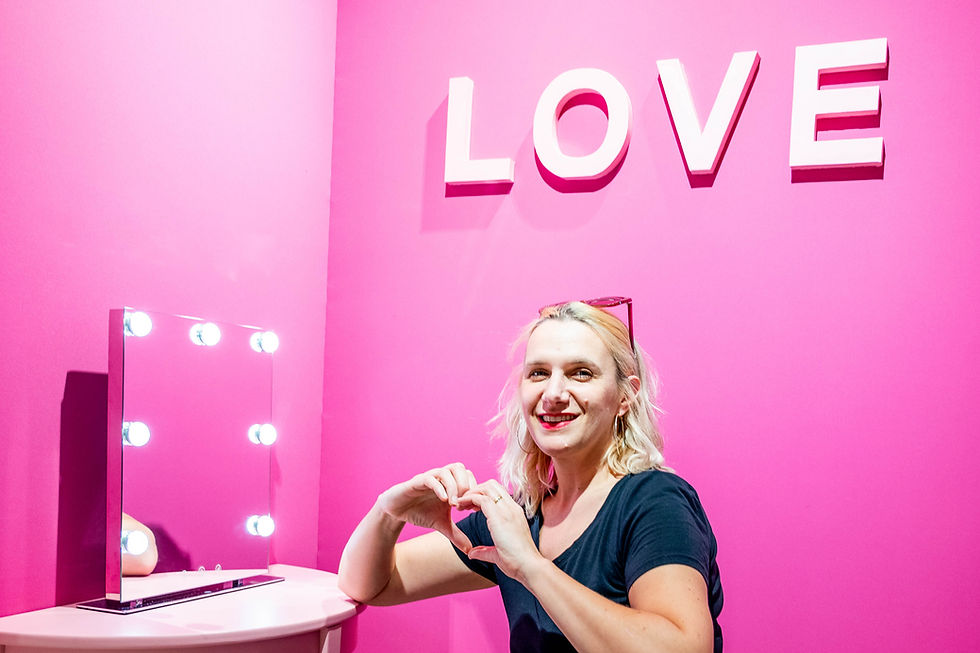 Marie HARRY photographe devant le mot LOVE écrit en néon sur le mur
