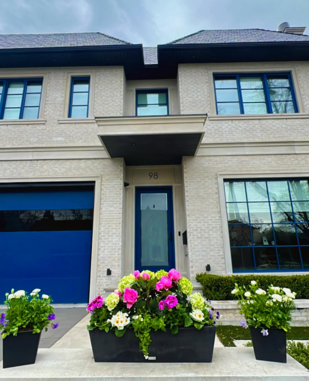 House 915 with vibrant floral high-end garden design
