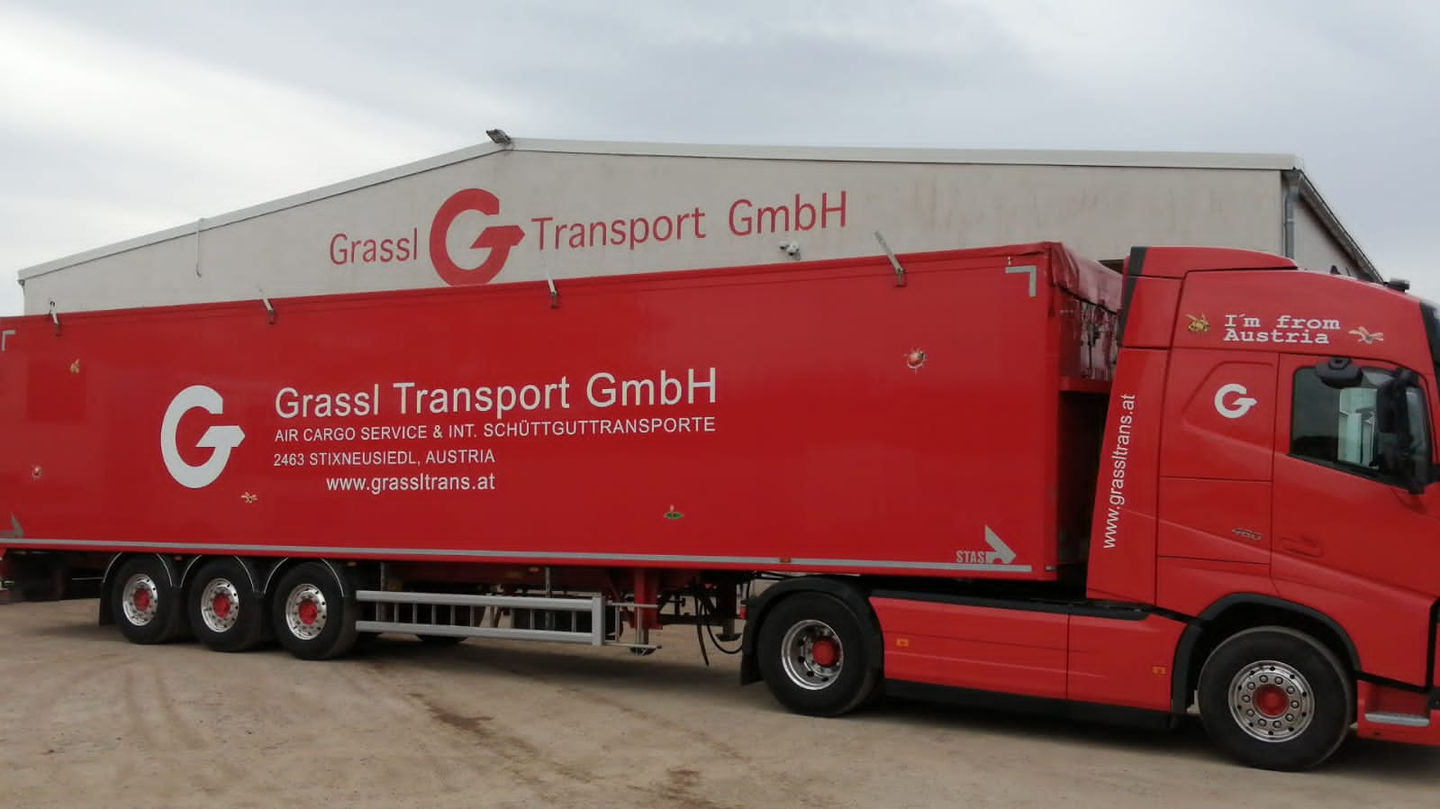 Grassl Cargo GmbH roter Planen Auflieger und Zugmaschine in Stixneusiedl