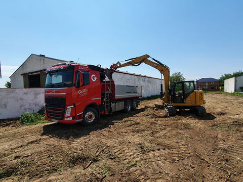 Erdarbeiten Bagger und Kranwagen