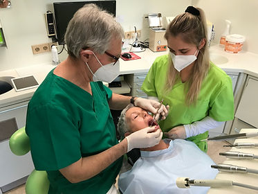 Korrekte_Haltung_bei_der_zahnärztlichen_Arbeit_im_Team