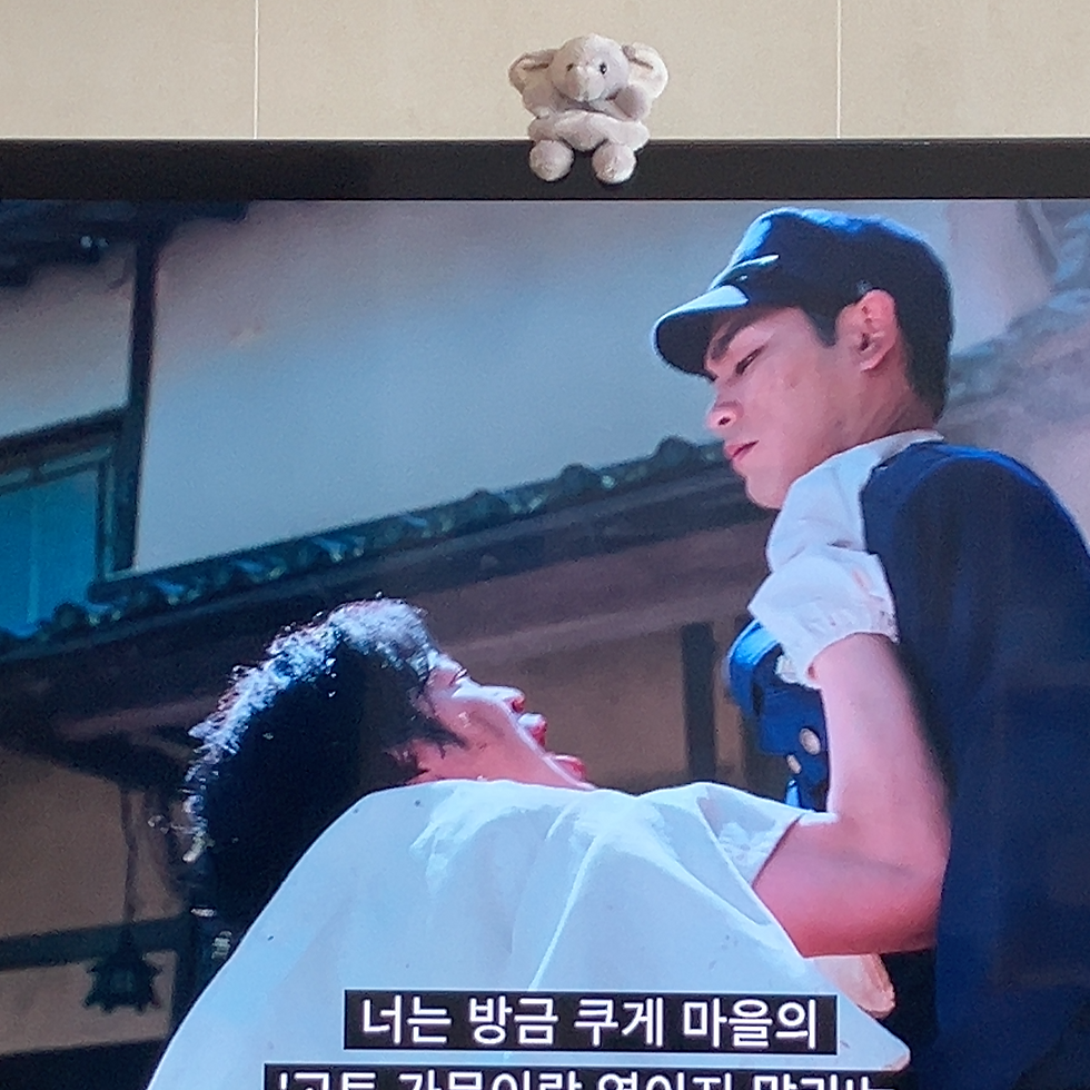 친구 집에서 간니발 시작했습니다    友達の家で『ガンニバル』を観始めました 무서워서 혼자는..~^^ 친구는 다 봤대…… 怖くて一人は..~^^ 友達は全部見たんだって……