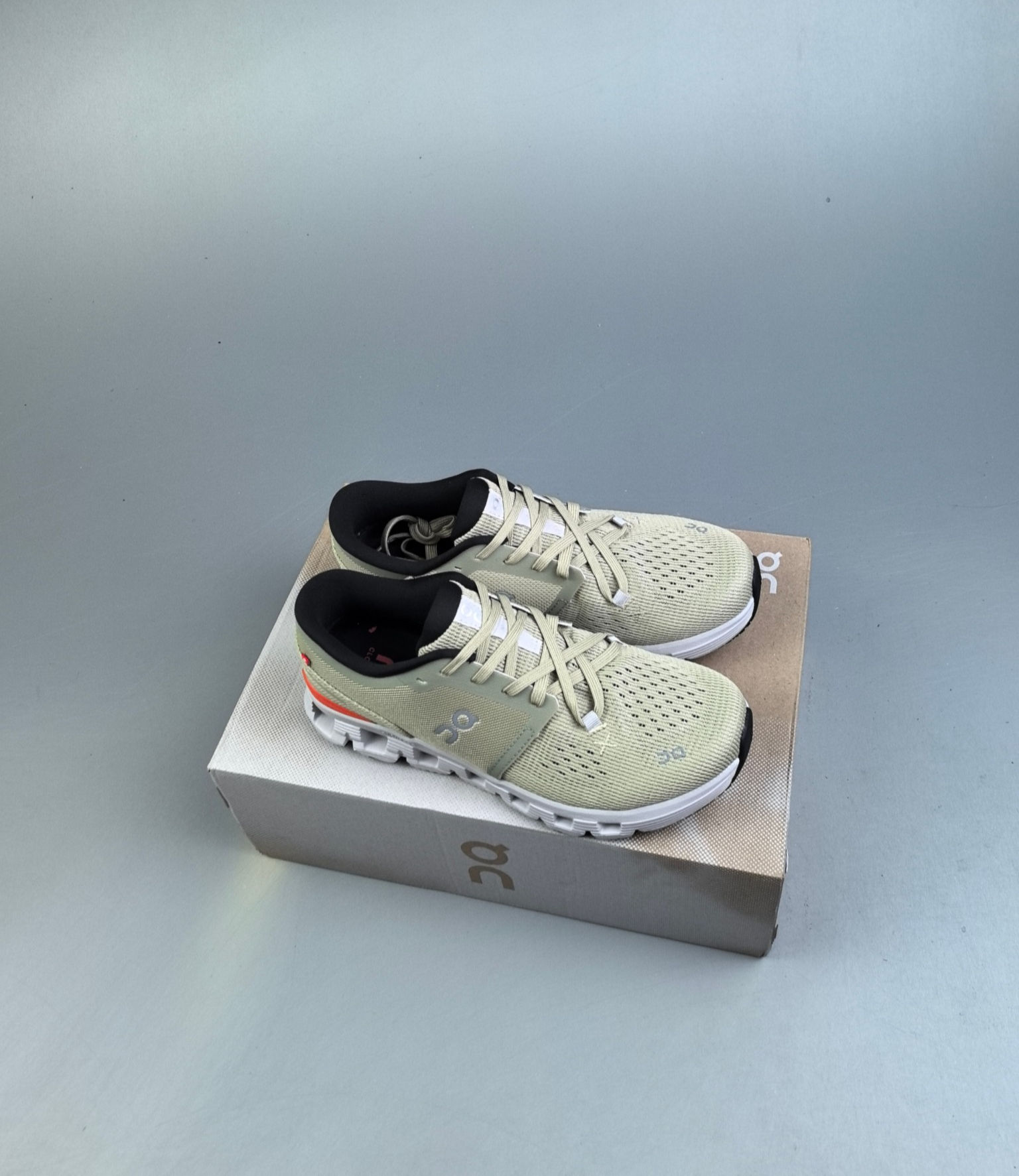 On Running CLOUD X 4 AD – הדגם החדש של Revolve