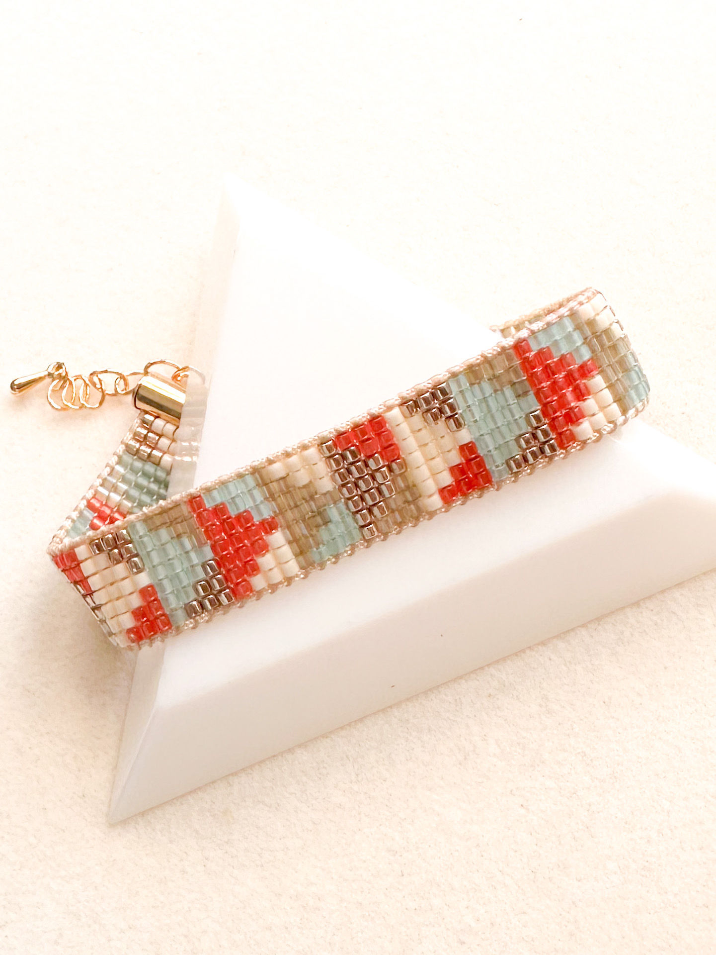 Patrón PDF - Brazalete en telar Triangulos Terracota