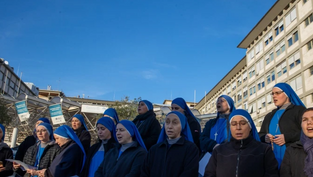El papa Francisco presenta ‘leve mejoría’, pero los médicos mantienen el pronóstico reservado