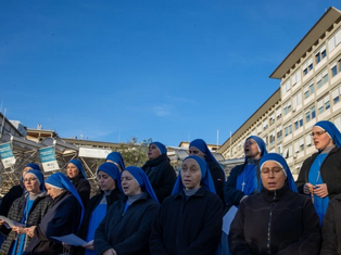 El papa Francisco presenta ‘leve mejoría’, pero los médicos mantienen el pronóstico reservado