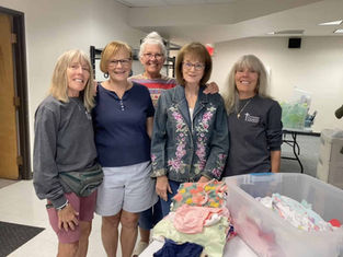 Una década de servicio de un grupo de mujeres que organiza ropa donada para niños