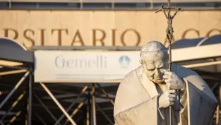 El papa Francisco sigue en estado “crítico” pero estable