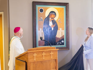 El arzobispo Samuel Aquila presenta el nuevo ícono «María al pie de la cruz» en preparación al Jubileo 2033