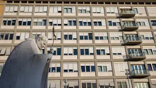 El Vaticano confirma la mejoría del papa Francisco, que sale de la situación crítica