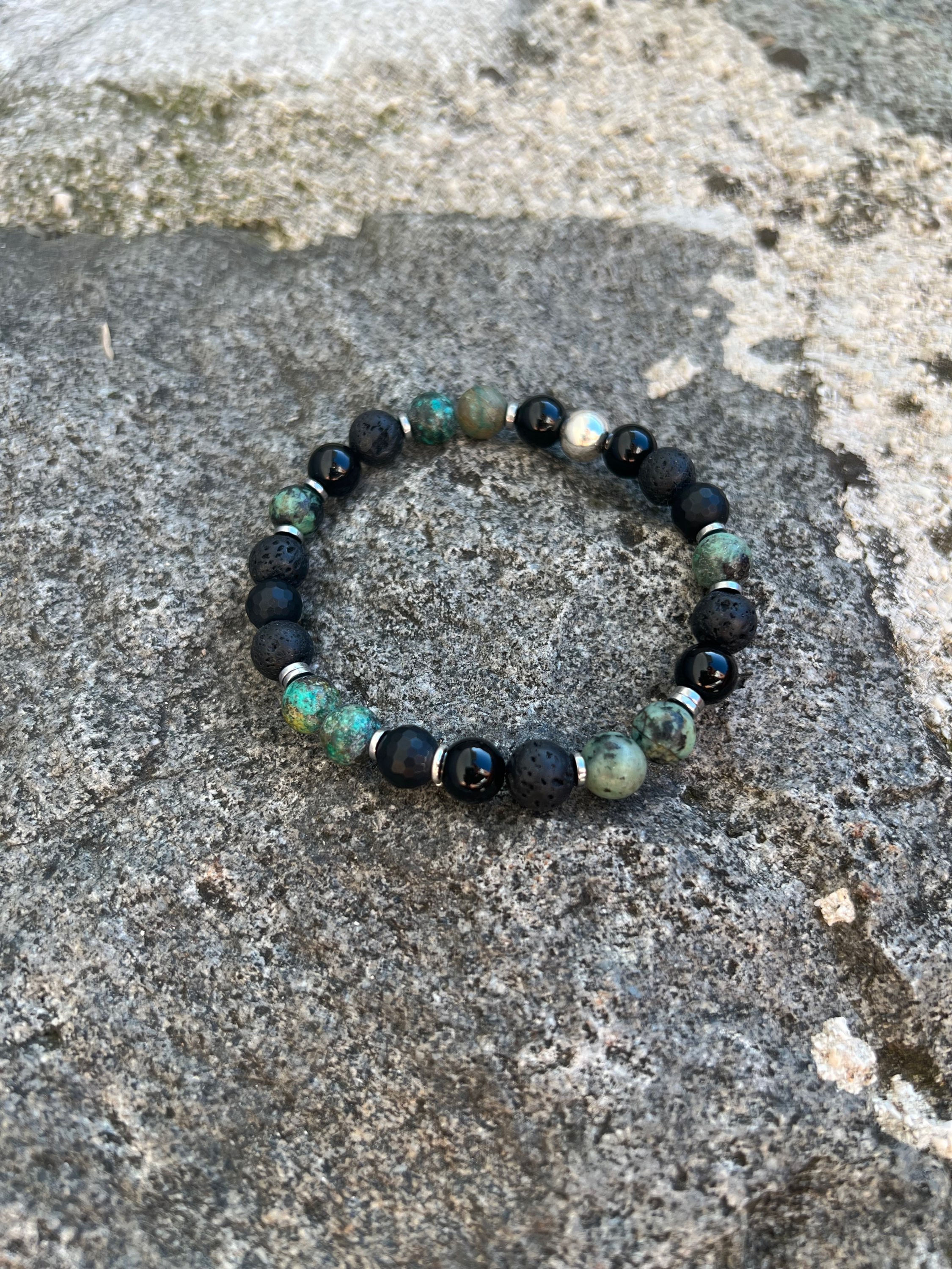 Bracelet de perles Onyx mat, lave & turquoise africaine, Jaspe gris central