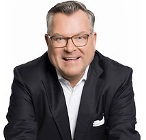 Banz 2023 sitzendend nach vorne gebeugt Josef Albert Schmid 23.06.2023.jpg