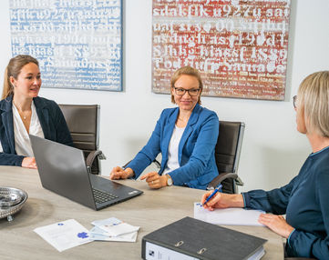 Drei Steuerberaterinnen im Meeting