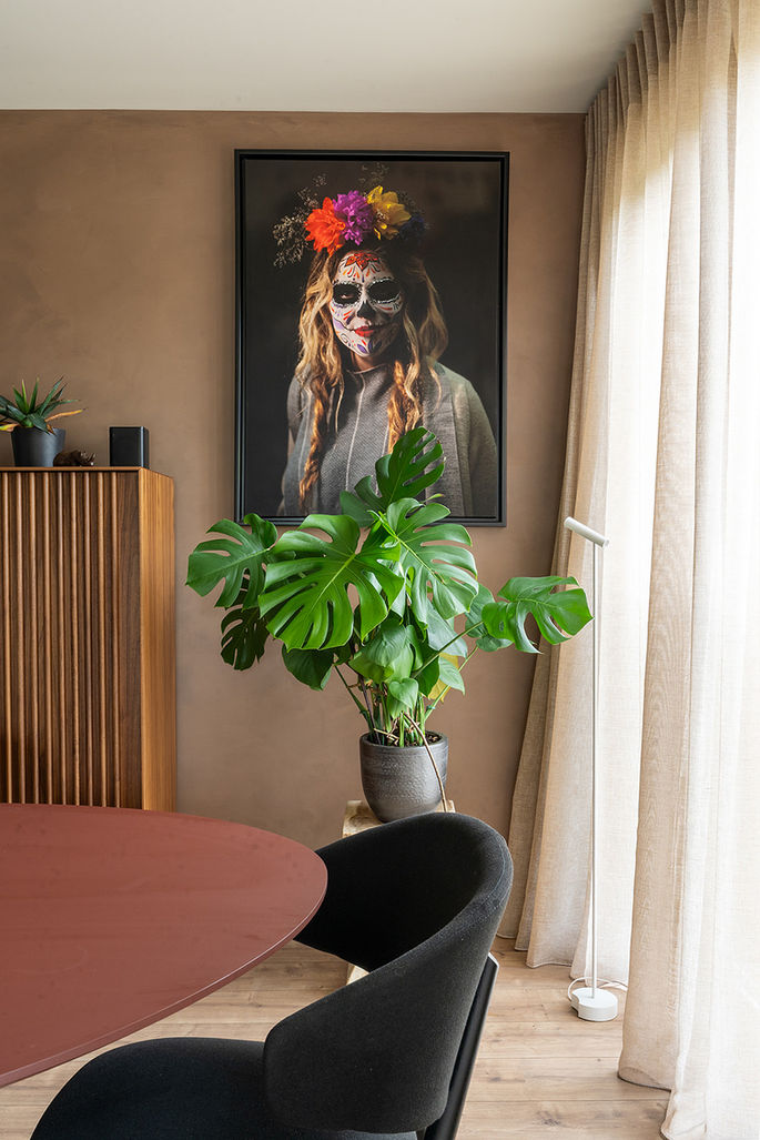 Eetkamer-interieur-rode-eettafel-met-zwarte-stoel