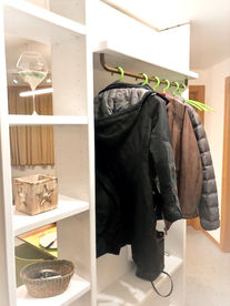 The entrance is equipped with a practical coat rack, so you can always have your warm winter jackets to hand.