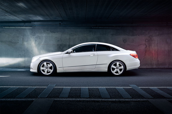 Profil d'une Mercedes Classe E Coupé blanche