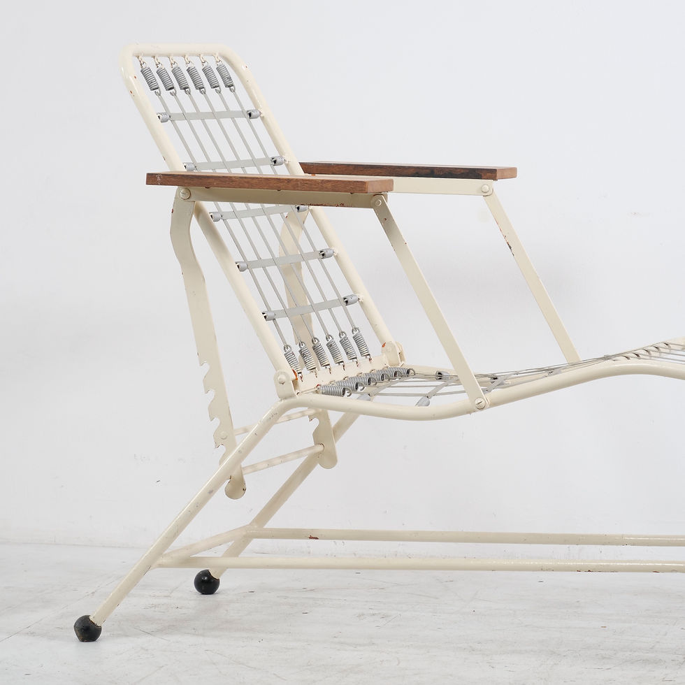 サムネイル： Reclining modernist Long chair.