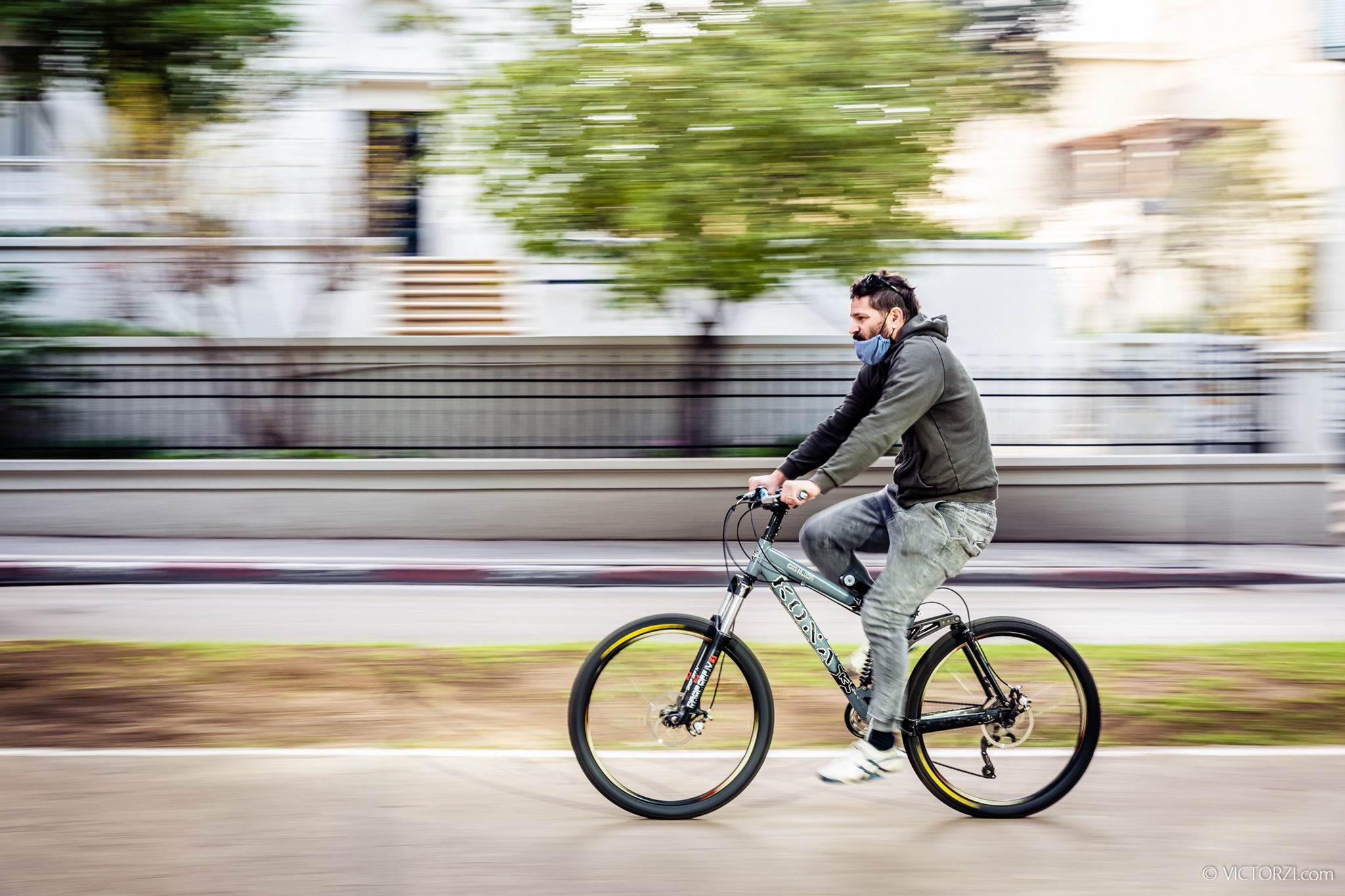אישה מוקפת כדורים בוערים