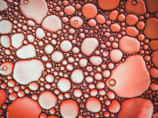 צילום בועות עם מים, שמן וסבון - רעיונות לצילומים מרהיבים בבית