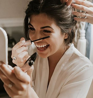 bride-doing-wedding-makeup-Natalie-J-Weddings.jpeg