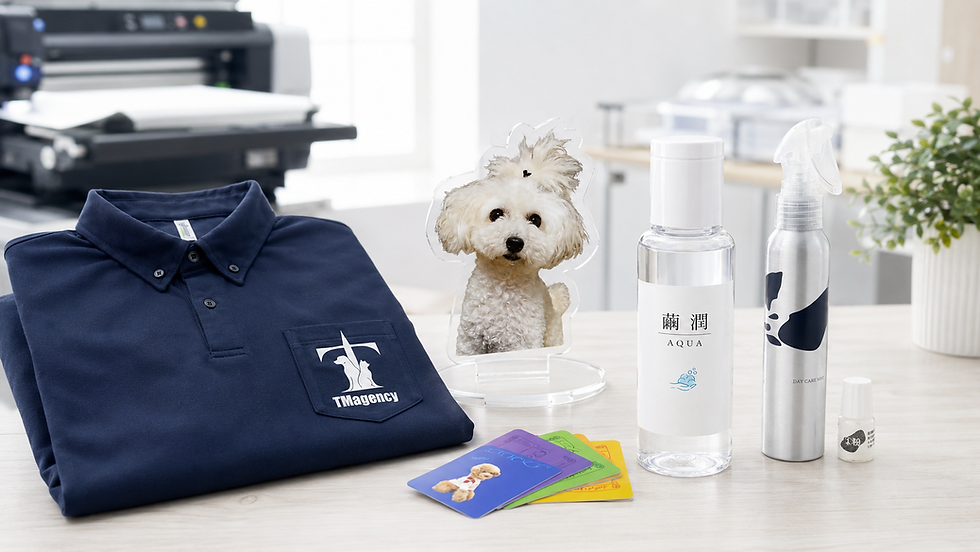 机の上に紺のポロシャツ、白い犬のアクリルスタンド、AQUAやDAY CARE MISTのボトル、色違いのカードが並ぶ明るいオフィス風景