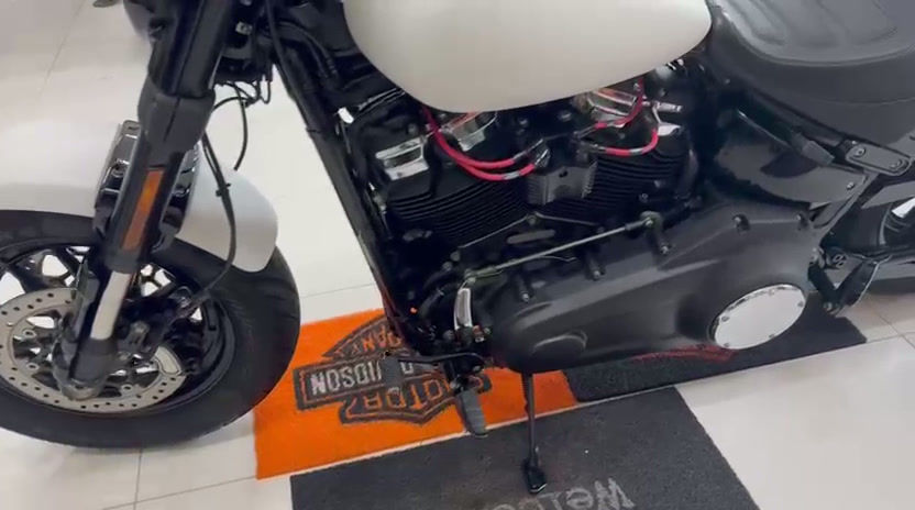 Miniatura: Harley-Davidson Fat Bob 107 2019 - Branca