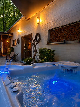 Jacuzzi in de avond bij wellcare.PNG