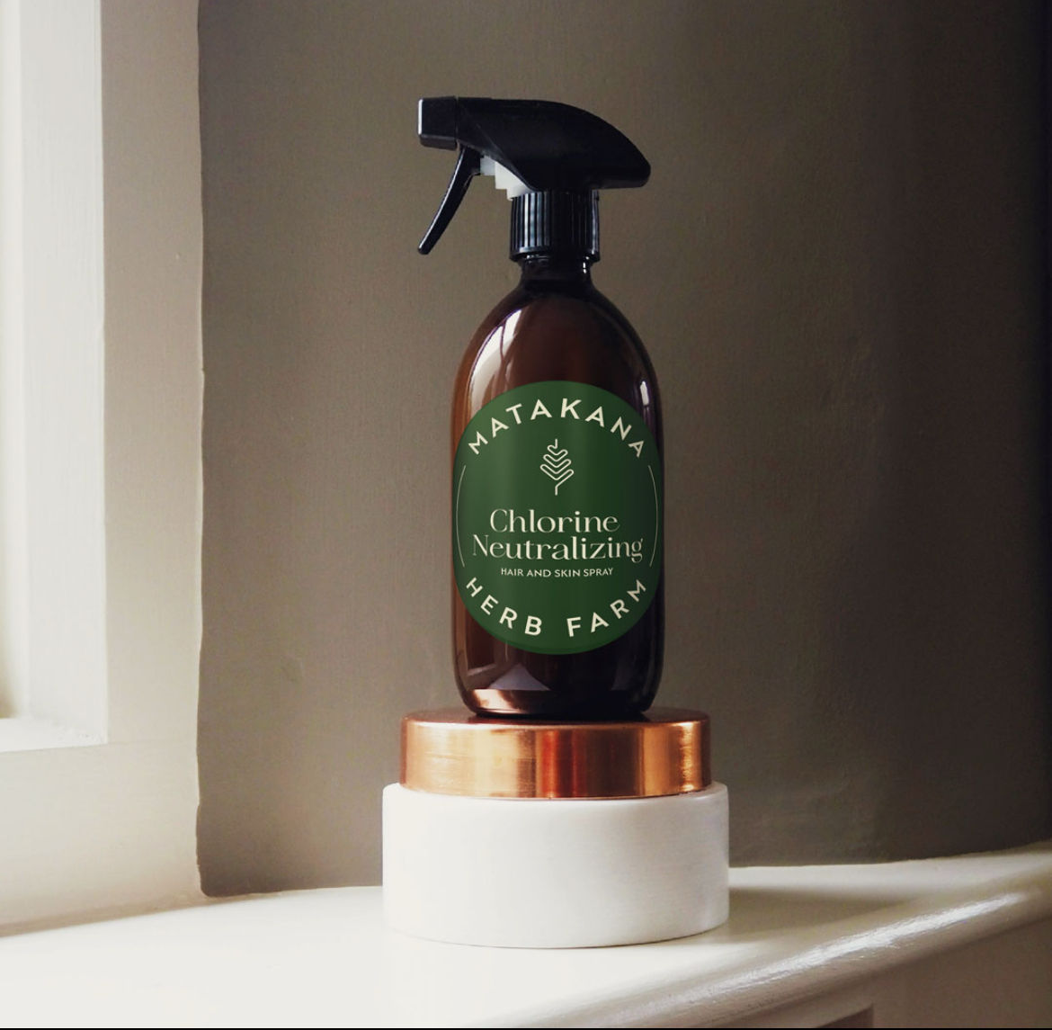 Chlorine neutralizing hair and skin spray