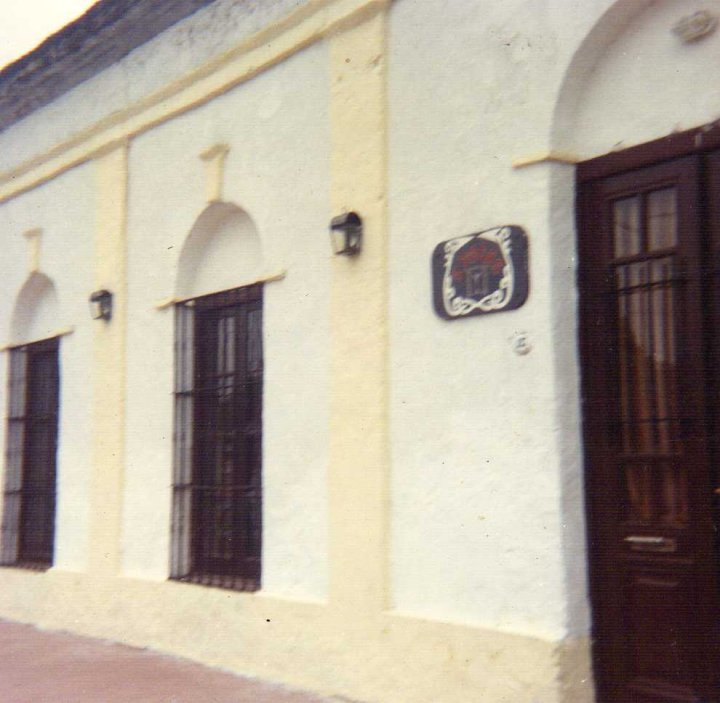 Fachada original de Épocas Café, con estilo colonial y detalles que marcaron el espíritu tradicional del lugar en San Vicente.