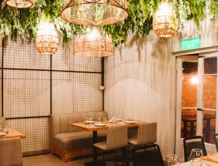 Ruk Resto en San Vicente, cocina variada con toques modernos, ambiente relajado y decoración natural que invita a disfrutar