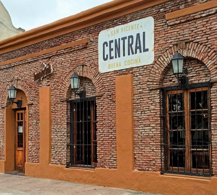 Fachada actual de Central en San Vicente, con ladrillo a la vista y estilo rústico, combinando historia y gastronomía.