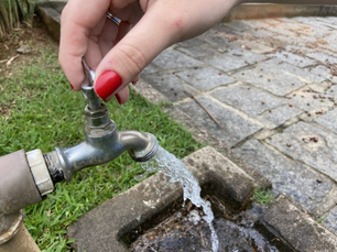 Vazamento em adutora causa interrupção no abastecimento de água, em Pomerode